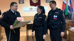 Начальник яковлевского ОМВД Евгений Гаенко поздравил полицейскую пару с созданием семьи
