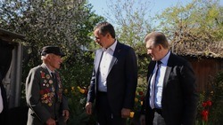 Губернатор Вячеслав Гладков поздравил белгородского ветерана с 77-летием Великой Победы