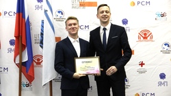 Глава администрации Яковлевского городского округа Андрей Чесноков наградил стипендиатов