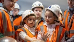 На работу к папе. Родственники сотрудников Яковлевского ГОКа побывали с экскурсией на предприятии 