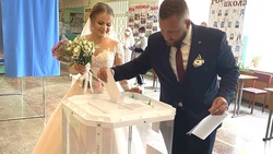 Молодая семья Тищенко из посёлка Томаровка проголосовала в день своего бракосочетания