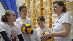 «Парящие» над сеткой. Тренер Ирина Лебёдкина спортшколы ЯГО более 30 лет отдала детям и волейболу
