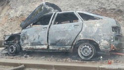 Отечественное авто улетело в кювет и загорелось на трассе в Яковлево 