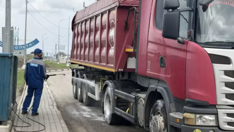 Более 13 тысяч машин продезинфицировали на постах в Белгородской области 