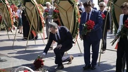 Вячеслав Гладков возложил цветы к Вечному огню в День освобождения Белгорода