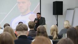 Белгородские студенты пообщались с бойцом смешанных единоборств Вадимом Немковым