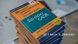 Вячеслав Гладков поздравил двух белгородских двухсотбалльников 