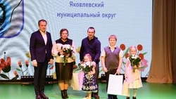 Гладков наградил белгородских многодетных мам почётными знаками