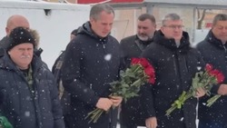 Вячеслав Гладков возложил цветы к памятнику «Скорбящая мать» в Шебекино