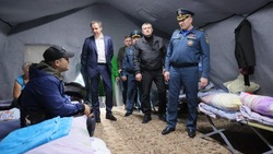 Глава МЧС РФ и губернатор Белгородской области посетили пункт временного размещения беженцев