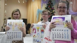 Вручение красочных календарей стало итоговой точкой нашего проекта «Под кистью оживают мечты»