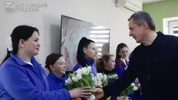 Гладков поздравил сотрудниц скорой помощи с 8 Марта 