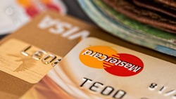 Российские банкиры предупредили о возможном взимании платы за выпуск карт