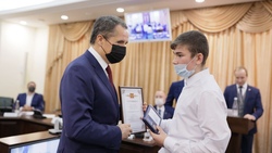 Белгородский школьник получил награду за проявленное мужество при спасении ребёнка