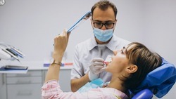 Стоматолог рассказал россиянам о провоцирующих болезни зубов факторах