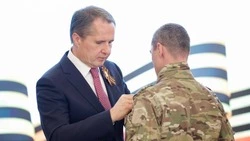 Губернатор Вячеслав Гладков вручил бойцам «БАРС-Белгород» 50 наград 