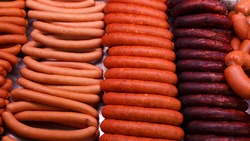 Специалисты нашли опасные сосиски и колбасу в белгородских магазинах