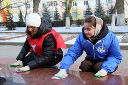Яковлевские волонтёры организовали в Строителе субботник по уборке памятных мест