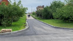 Андрей Чесноков проконтролировал ремонт дороги по улице Шаландина в городе Строителе