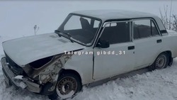 62-летняя женщина на отечественном автомобиле влетела в снегоуборочную машину в Яковлевском округе