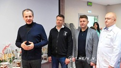 Вячеслав Гладков поздравил медиков перинатального центра с Новым годом