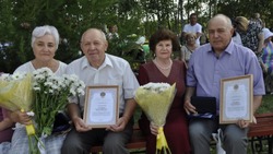 Глава Яковлевского округа вручил трём семейным парам медали в День семьи, любви и верности