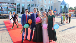 Выпускники школ Яковлевского городского округа прошли по красной дорожке