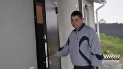 Начеку «24 на 7». Участковый Андрей Гончаров получил ключи от служебного жилья в селе Казацком  