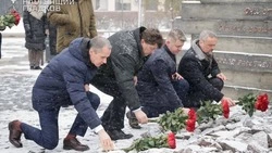 Вячеслав Гладков возложил цветы к мемориалу на Камышитовом заводе