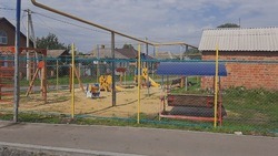 Реализация проекта по благоустройству детской площадки по улице Чапаева завершилась в Томаровке