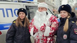 Белгородские полицейские поздравили многодетные семьи с Новым годом