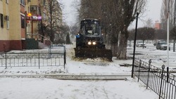13 единиц спецтехники вышли на уборку Яковлевского округа от снега и льда