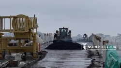 Укладка асфальта началась в Белгороде на пешеходном мосту со смайлами 