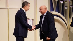 Вячеслав Гладков наградил лучших дорожников и водителей общественного транспорта
