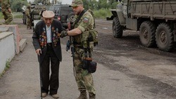 Росгвардейцы вывезли на бронеавтомобиле 98-летнего ветерана войны из Харьковской области в Белгород