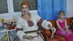 Ремесленница Маргарита Яковлева провела мастер-класс по ткачеству для детей из Быковки 