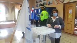 Заведующая гостищевским ДК Ирина Боровкова проголосовала в числе первых в округе