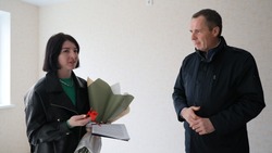 Губернатор Вячеслав Гладков вручил ключи от нового жилья первым 9 семьям из приграничной Журавлёвки