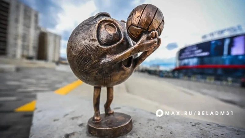 Вторую мини-скульптуру из серии «Город улыбок» установили у «Белгород-Арены» 