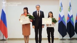 Вячеслав Гладков вручил стипендии 110 белгородским студентам