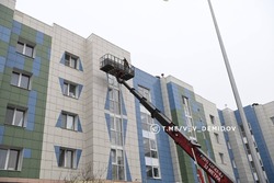 Строители восстановили остекление в многоэтажке на Каштановой в Белгороде