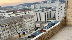 Строители привели в порядок после обстрела дворовую территорию у многоэтажки в Белгороде