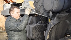 Водитель спецтехники МБУ «Благоустройство» Михаил Федоров легко управляет мощными механизмами