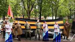 Яковлевские артисты поздравили участников Великой Отечественной войны песнями во дворе