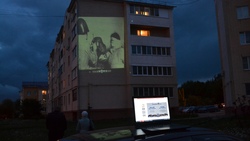 Жители города Строителя провели акцию «Бессмертный полк» на стене дома