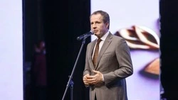 Вячеслав Гладков поздравил белгородок с Международным женским днём
