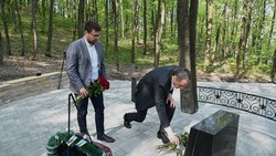 Вячеслав Гладков возложил цветы к могиле неизвестного лётчика в Пушкарном лесу