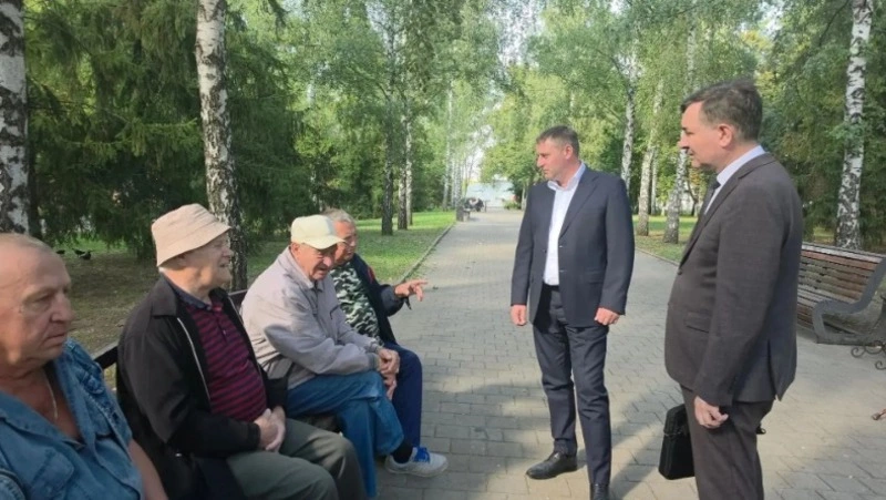 Александр Шуваев пообщался в сквере с жителями Строителя 