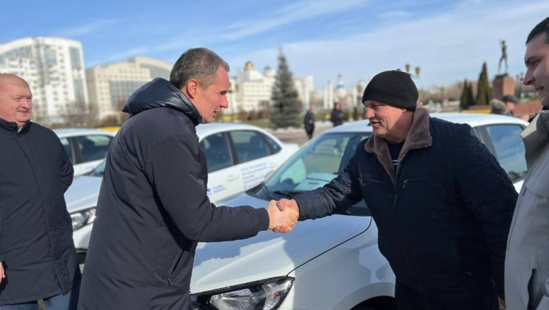 Губернатор Вячеслав Гладков вручил медикам ключи от 30 новых автомобилей 