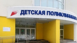Вандал разбил окна в детской поликлинике Белгорода на Харгоре 